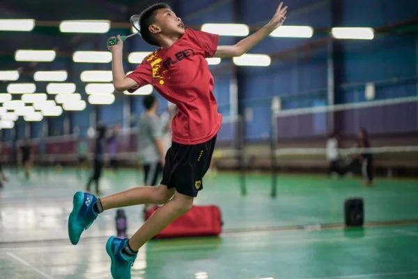 badminton smash action